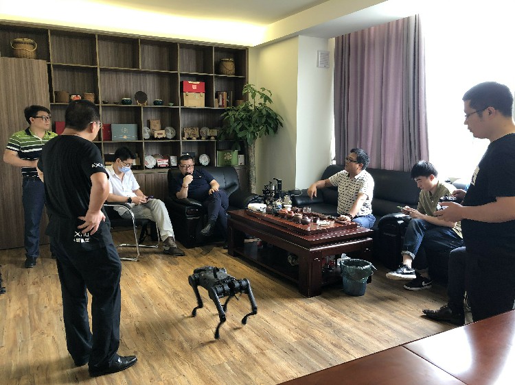 杭州宇樹科技有限公司兩位市場銷售經(jīng)理來訪我司共同舉辦四足機器狗技術交流會