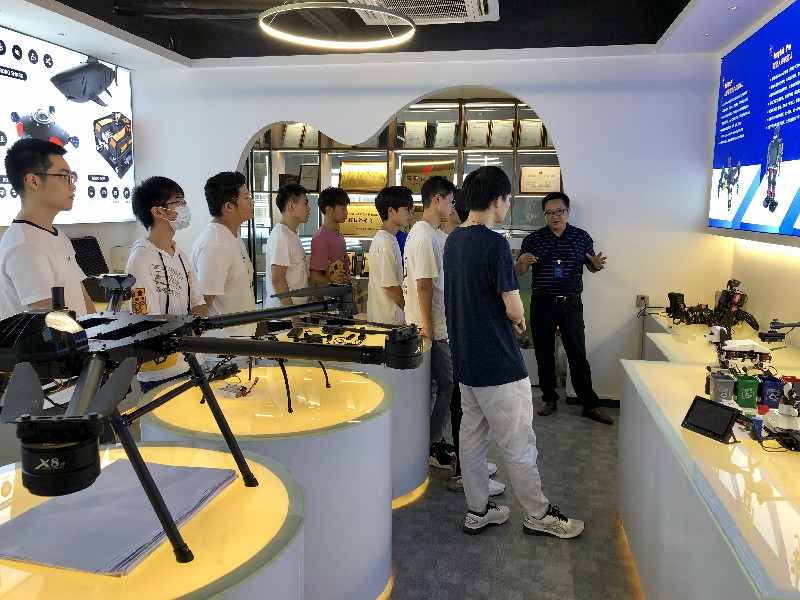 桂林電子科技大學(xué)計(jì)算機(jī)與信息安全學(xué)院智能科學(xué)與技術(shù)教研室主任王子民老師攜學(xué)生來我司參觀學(xué)習(xí)